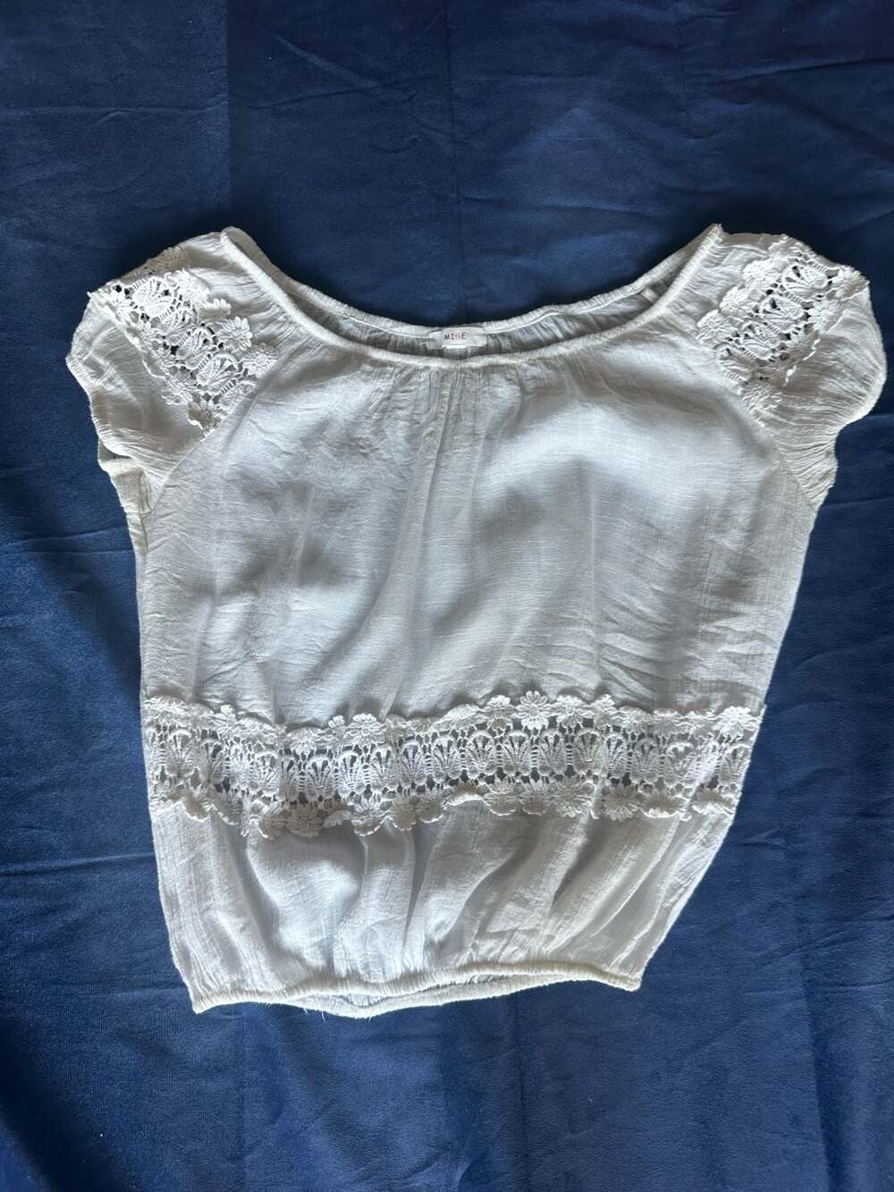 🪽 White Scoop Neck Short Sleeve Top with Crochet Lace Detail